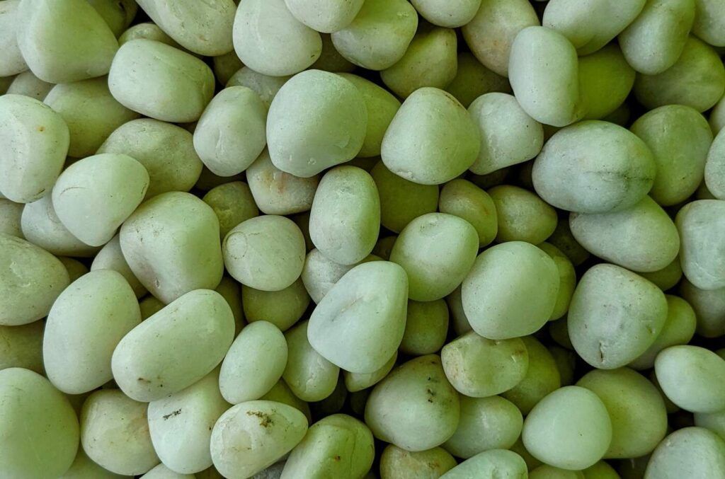Hellgrüne Jade Trommelsteine mit wachsartiger Oberfläche