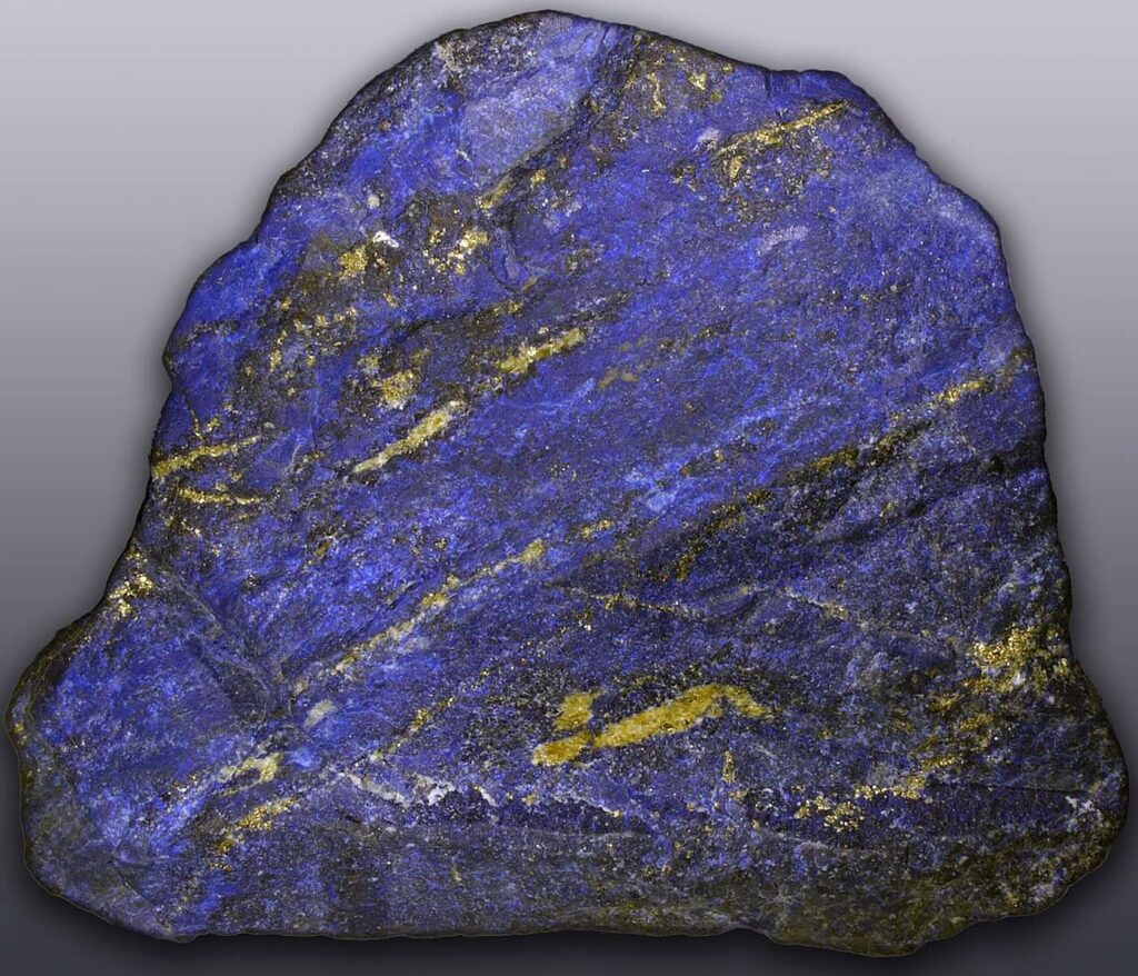 Blauer Lapis Lazuli Rohstein mit goldenen Pyrit-Einschlüssen