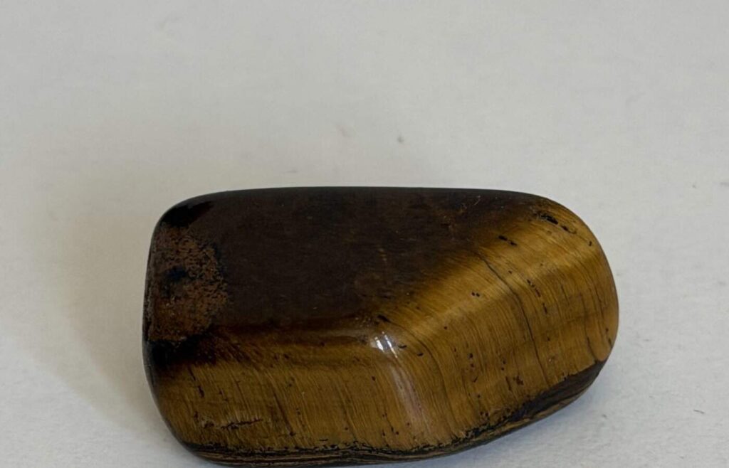Polierter Tigerauge Trommelstein mit goldbraunem Schimmer