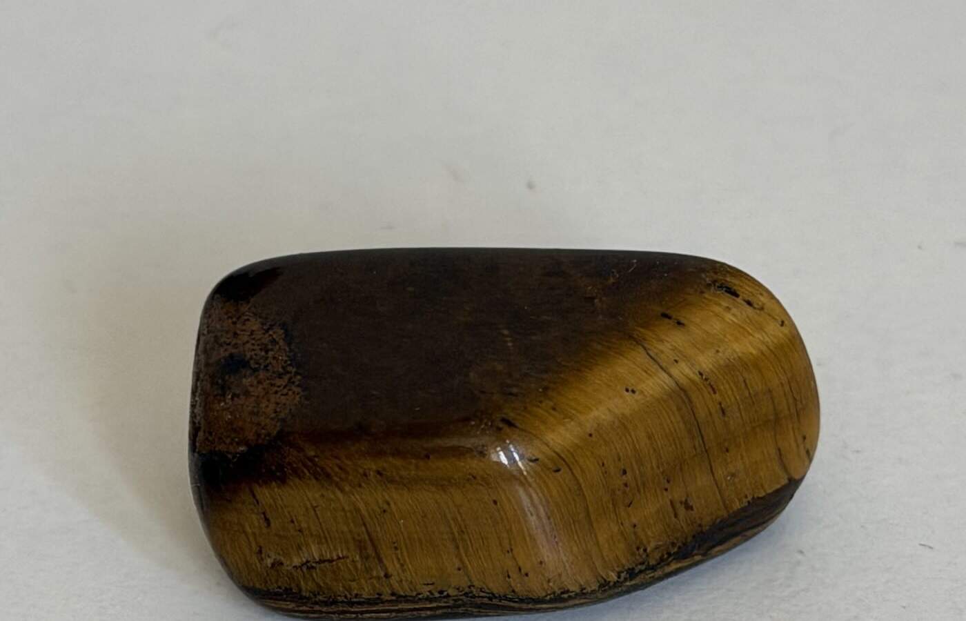 Polierter Tigerauge Trommelstein mit goldbraunem Schimmer